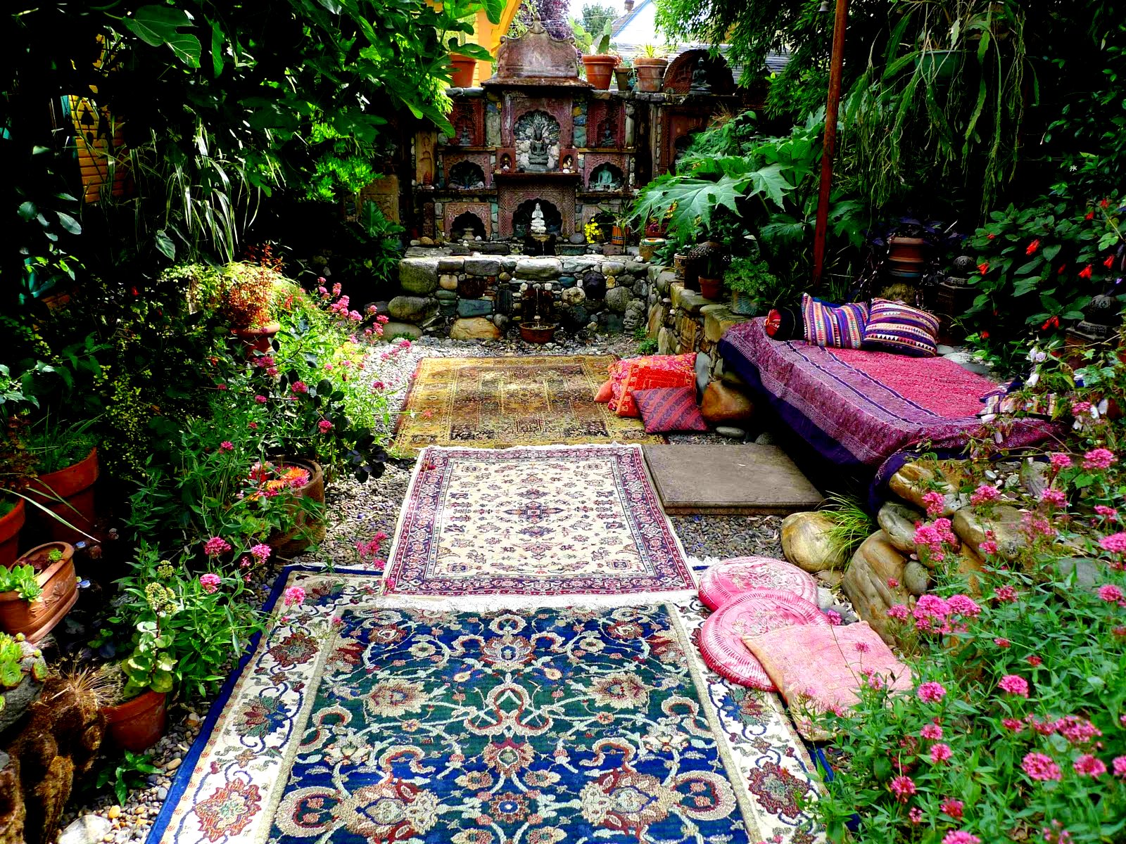 Мусульманский сад. Розарий в мавританском стиле. Мавританский стиль в ландшафте сад. Дворик в мавританском стиле. Испано мавританские сады.
